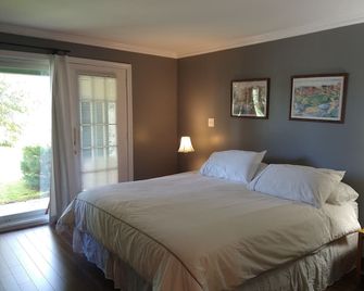 Lake Memphremagog Walk To Lake & by Mt. Orford 4 less than weekly rentals! - Magog - Bedroom