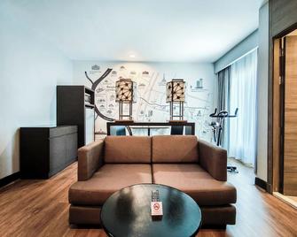 Citrus Sukhumvit 11 by Compass Hospitality - Bangkok - Living room