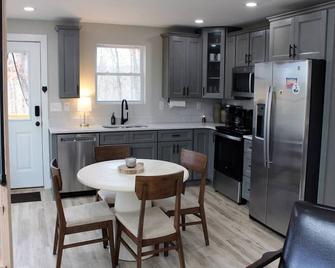 New! Blue Rock Escape by Buffalo Mtn Getaway - Floyd - Kitchen