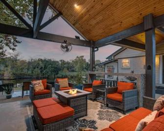 Riverfront estate with outdoor fireplace, bbq, river deck, boat dock and more! - Brazoria - Balcony