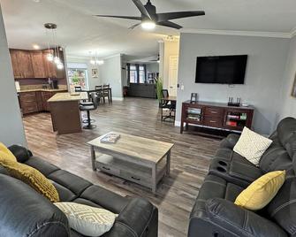 Stump Springs Retreat - 3br-2ba - Mini Golf - Near Death Valley - Pahrump - Вітальня