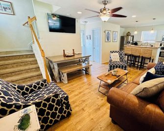 Cape Escape-Short Walk to Beach, Pet Friendly, Fenced Yard & Optional GC Rental - Cape Charles - Sala de estar