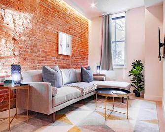 Barracks Row & Eastern Market Oasis Transit-Friendly - Washington, D.C. - Living room