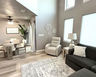 Beautiful Okoboji Lake Cabin at Bridges Bay Resort - Arnolds Park - Living room