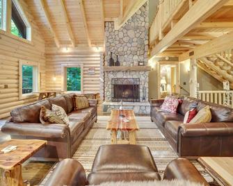 Heavenly Hilltop - Boyne City - Living room
