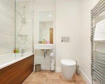 Alder House Serviced Apartment Maidenhead by 360stays - Maidenhead - Bathroom