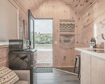 Charming Micro Home Escape: Unforgettable Glamping Experience in Colorado - Grand Junction - Kitchen