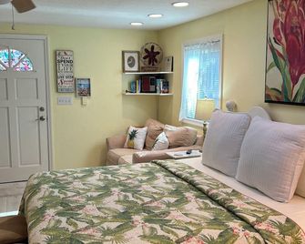 Quaint Private Cottage in Residential Mount Dora - 1/2 mile from downtown - Mount Dora - Bedroom
