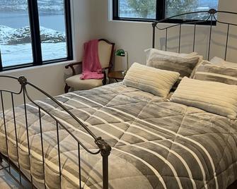 Salt water heated pool, Okanagan lake view 2-3 bd 2-3 bath , 4-6 people - Vernon - Soveværelse