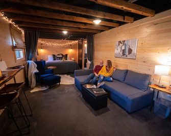 2 Guesthouses, One Location! The Shanty & The Shed, Hermann Mo-Sleeps 4-8 - Hermann - Living room