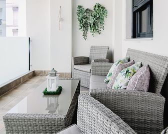 Nautilus 3 - Elegante Apartamento para 6 con Piscina, Wifi y AC en Rota - Rota - Patio
