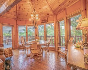 Smoke Rise Lodge · Lake Front, Luxury Cabin, Hot Tub, - Dandridge