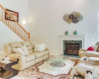 Huge Hagerstown Home with Deck about 4 Mi to Downtown! - Hagerstown - Living room