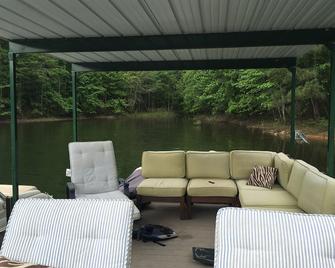 3 Bedroom Cottage on Agritourism Rescue Farm on Beautiful Lake Hartwell - - Hartwell - Patio