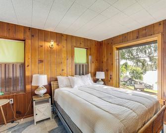 Waterfront Cottage with Dock and Views in Six Lakes! - Edmore - Habitación