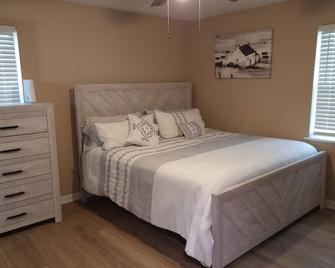 Charming 3-bedroom house with AC, WiFi in welcoming Blytheville. - Blytheville - Schlafzimmer