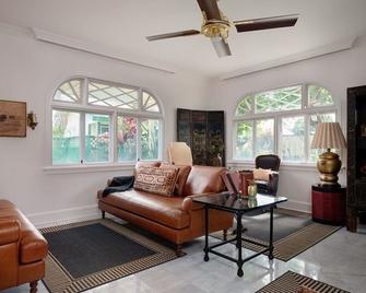 Elegant Puakenikeni Suite- Historic & Ground Floor - Wailuku - Wohnzimmer