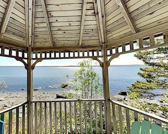Waterfront Oasis - Trenton - Balkón