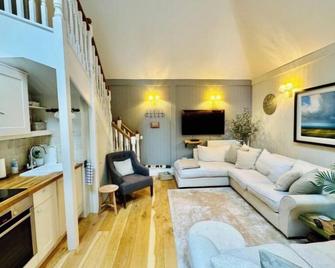 Little Woodside a beautiful New Forest self contained private luxury annexe - New Milton - Living room