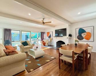Capelink Beach House-Atop Prestigious Oliver's Hill - Frankston South - Living room