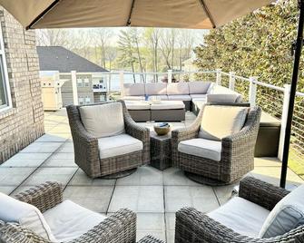 Spacious Lakeview Townhome, Pet-Friendly w/Dock & Boatslip - Winchester - Patio