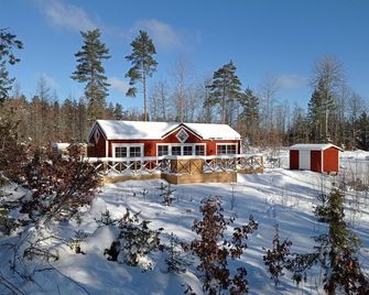 New building (2020) for 2 pers quiet location, whirlpool, bed linen and much more incl - Hultsfred - Gebouw