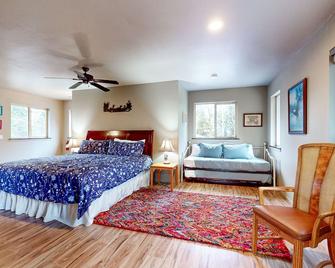 Hemlock Hideaway - Ilwaco - Bedroom