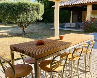 Contemporary prestige villa for 10 people with air conditioning and heated swimming pool - Arpaillargues-et-Aureillac - Patio