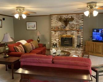 Private boat launch/dock, secluded and tranquil cove. Amazing view from villa - Batesburg-Leesville - Living room