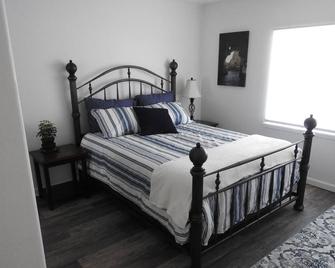 Coastal Charm: SW Oregon home on quiet 2+ acres, 5min. to the beach! - Gold Beach - Slaapkamer