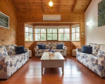 Beach Cottage Retreat - 로즈버드 웨스트 - 거실