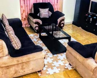 Nyayo Homestay Serene apartment - Nairobi - Living room