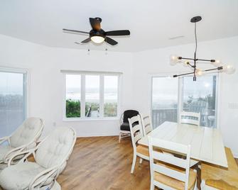 Giant Jim's Beachfront Inn - Surfside Beach - Dining room