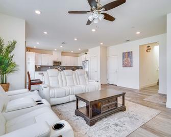 Newly Built Tracy Home with Backyard and Pool Access! - Tracy - Huiskamer