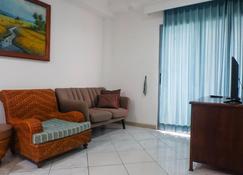 Spacious Classic 1BR Apartment at Taman Beverly - Surabaya - Living room
