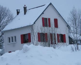 Detached house on enclosed, bright land, accessible all year round - Saint-Donat - Edificio