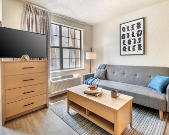 Kennesaw/Town Center Extended Stay - Marietta - Living room