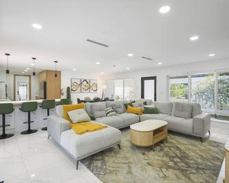 Spacious 4-bedroom house in lovely Fort Lauderdale with pool and near beach - Fort Lauderdale - Soggiorno