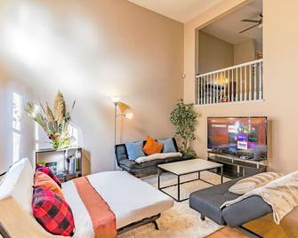 Entire Private 3-BR Townhouse with Garage Parking near San Diego Gaslamp, Available Now - National City - Sala de estar