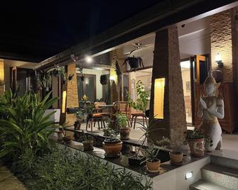 Bungalow with exceptional naturist pool. quiet location - Pa Khlok - Patio