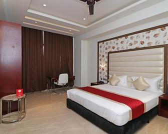 Fabhotel Prime C Pearls - Bahādurgarh - Bedroom
