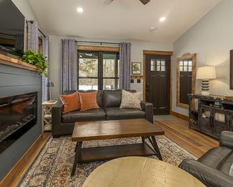 Stunning Cabin with Spa Perfect for Outdoor Sports in Carbondale, Illinois - Carbondale - Living room