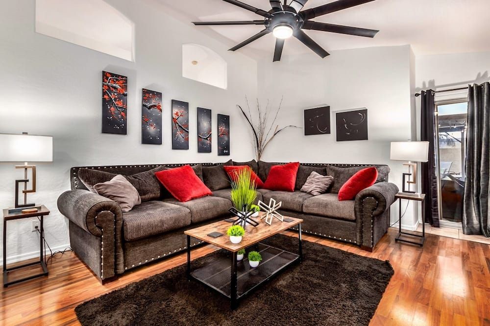 Family And Senior-Friendly Very Private Home. Free Heated Pool & Hot Tub! - פיניקס - סלון