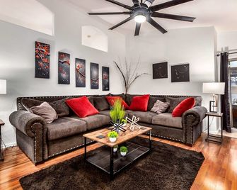 Family And Senior-Friendly Very Private Home. Free Heated Pool & Hot Tub! - Phoenix - Sala de estar