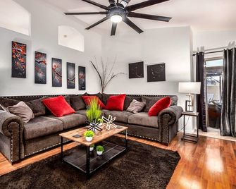 Family And Senior-Friendly Very Private Home. Free Heated Pool & Hot Tub! - Phoenix - Sala de estar
