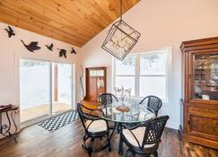 Dreamy Artist Chalet in Secluded Historic Village - Warren - Dining room