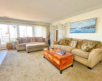 \'Shellseeker\' 4 Bed Lakefront Private Beach Sleeps 14 Plus - Oak Harbor - Living room