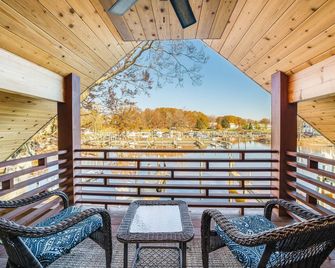 Riverfront, hot tub, pet friendly, boat slip, kayaks, Cal King bed - South Haven - Balcony