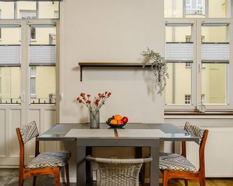 شورتستايبولاند يرتزسكا بي 147 - وارسو - غرفة طعام