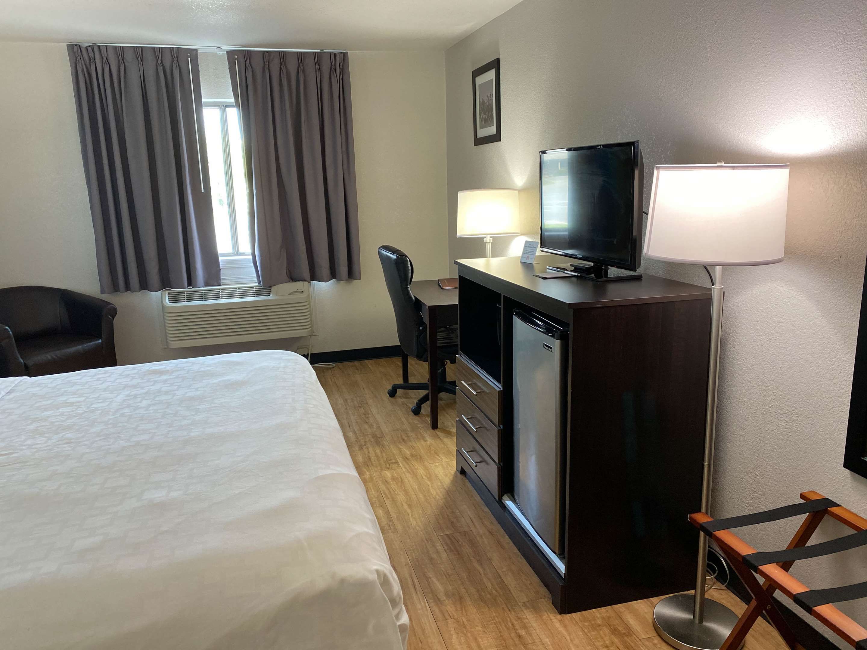 Bedroom view of Motel 6 Lancaster, PA